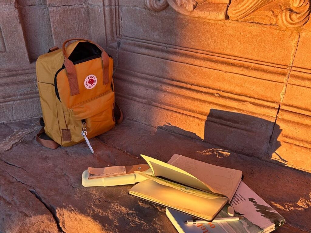 sketchbook exterior en retiro creativo índigo